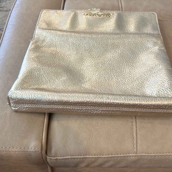 Lily Pultzer Dongguan 2018 shiny gold clutch with fancy closure - Picture 5 of 7